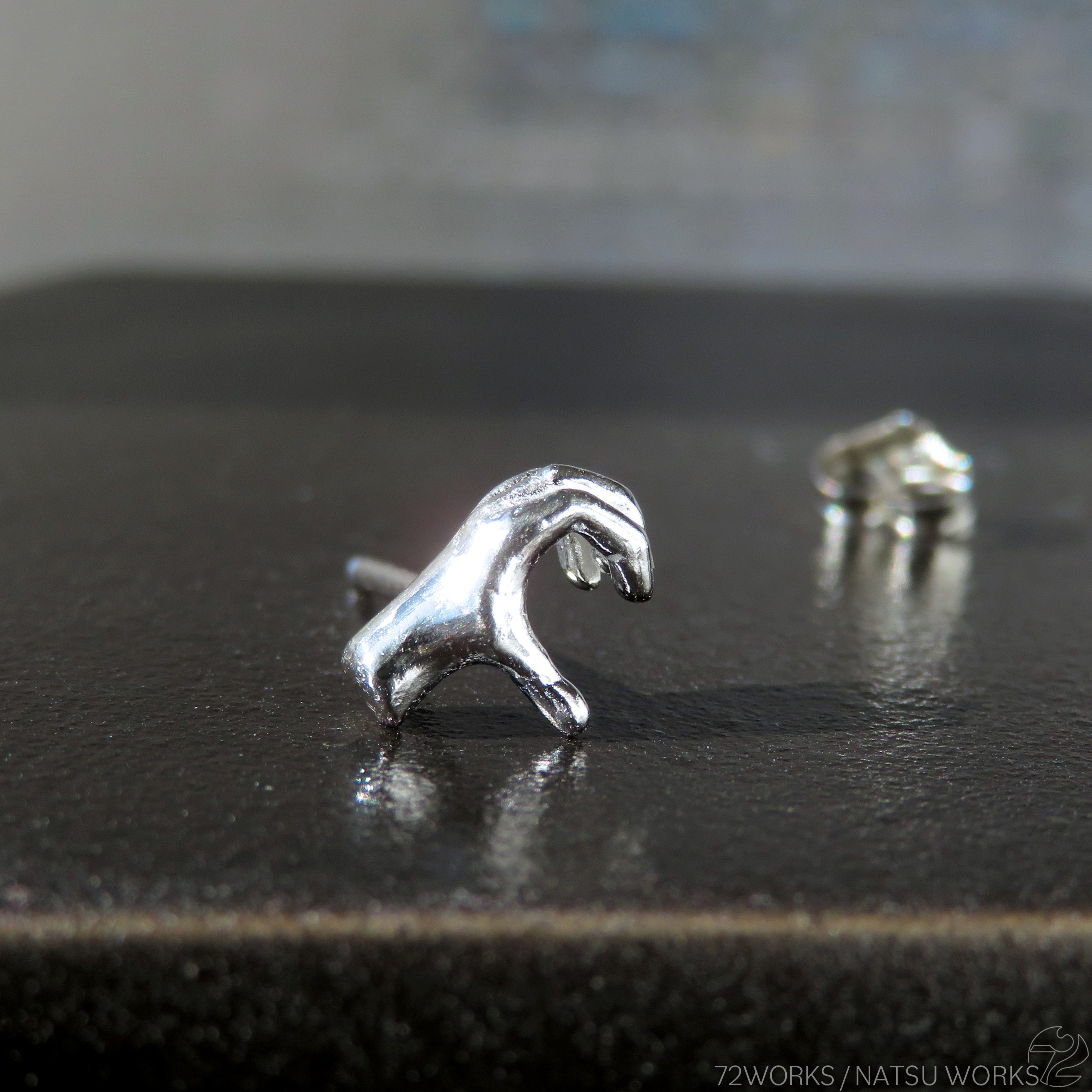 手のピアス HEART L / HAND ear piercings