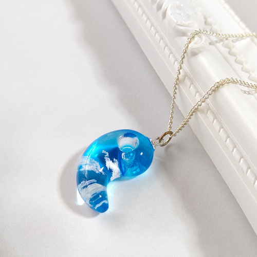 水色の青空と雲の勾玉型レジンのネックレス ネックレス・ペンダント