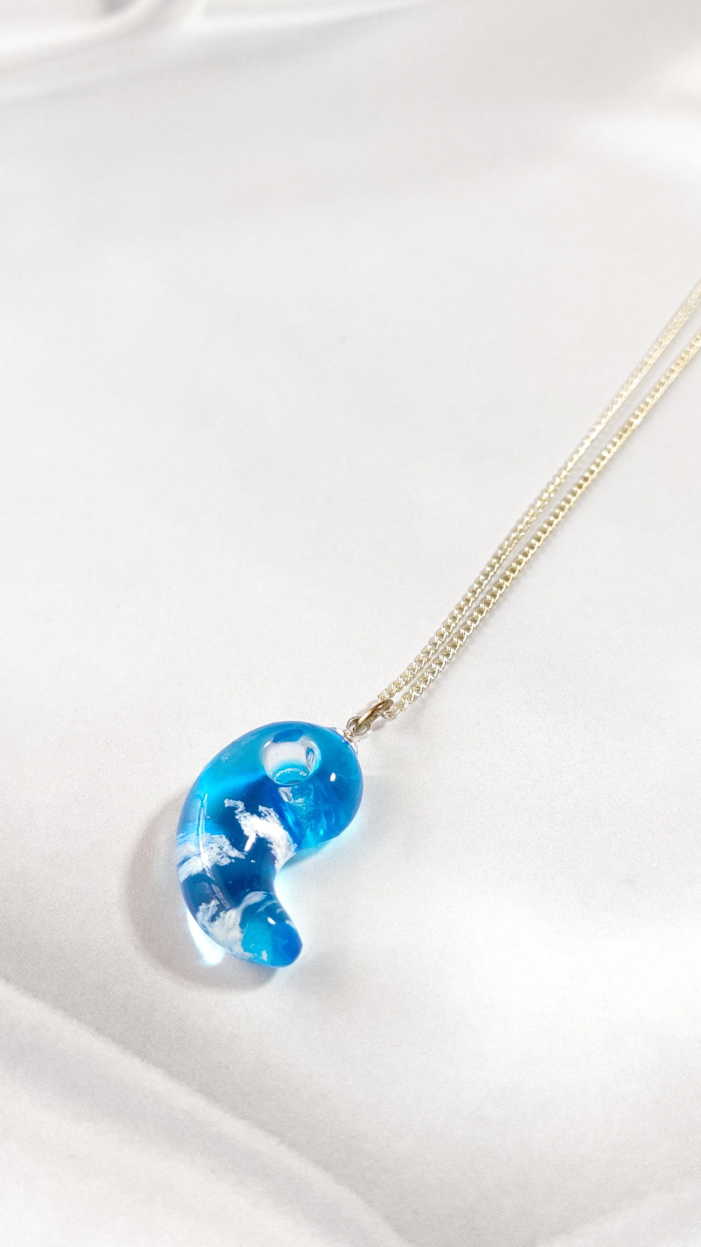 水色の青空と雲の勾玉型レジンのネックレス ネックレス・ペンダント