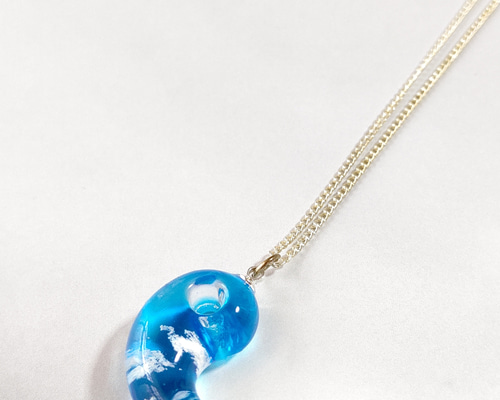 ホログラフィックレジンペンダント勾玉 水色の青空と雲の勾玉型レジンのネックレス ネックレス・ペンダント