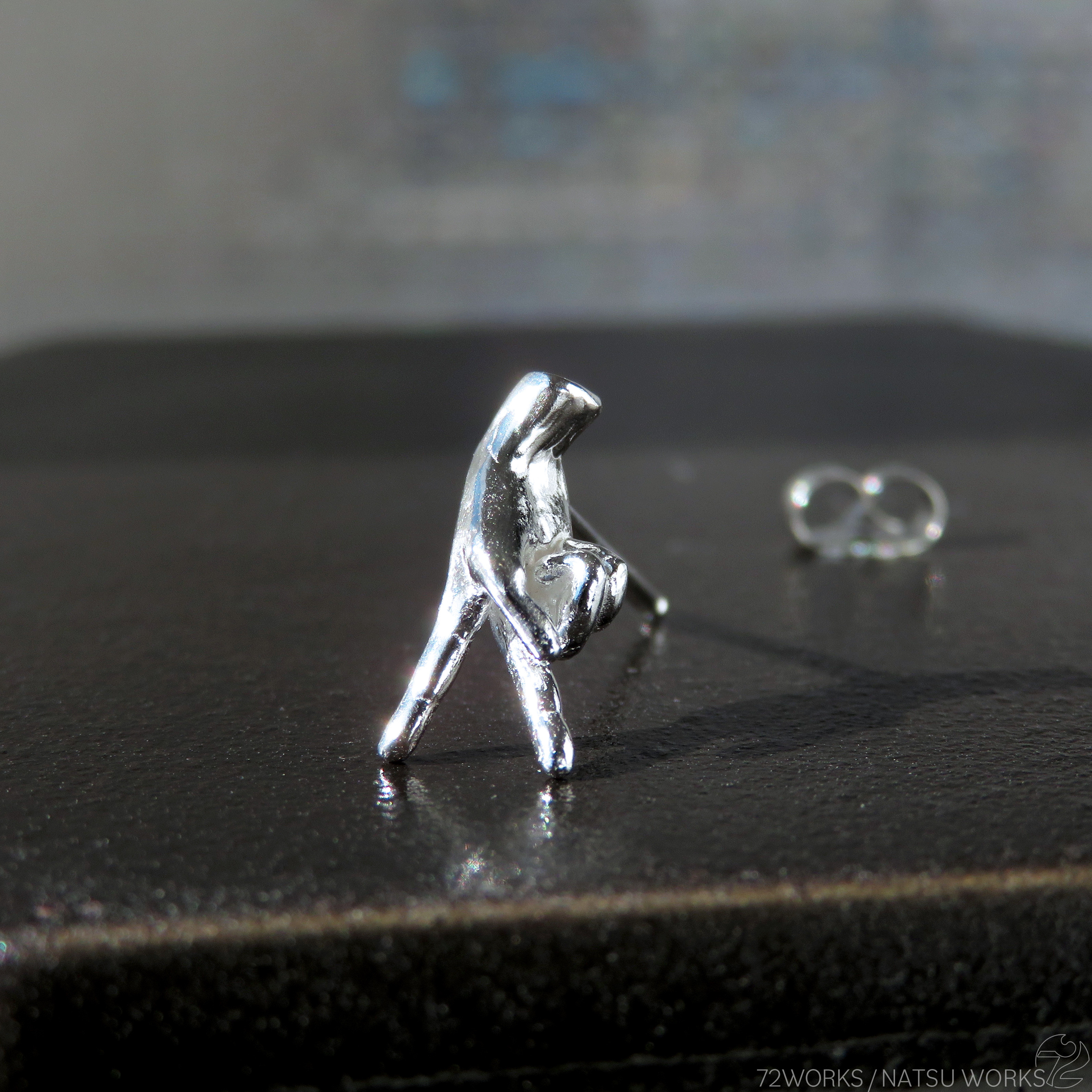 手のピアス WALK / HAND ear piercings