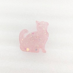 はんなり桜色のおすましネコ　シンプル　ハンドメイド帯留め 3枚目の画像