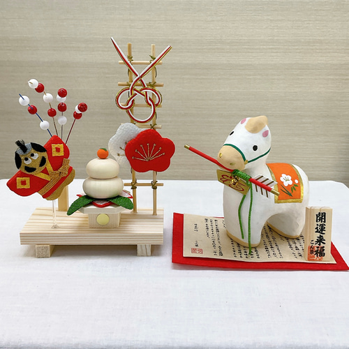 お正月飾り【招福飾り】迎春 木製鏡餅 ミニチュア重ね餅 凧 紅白梅