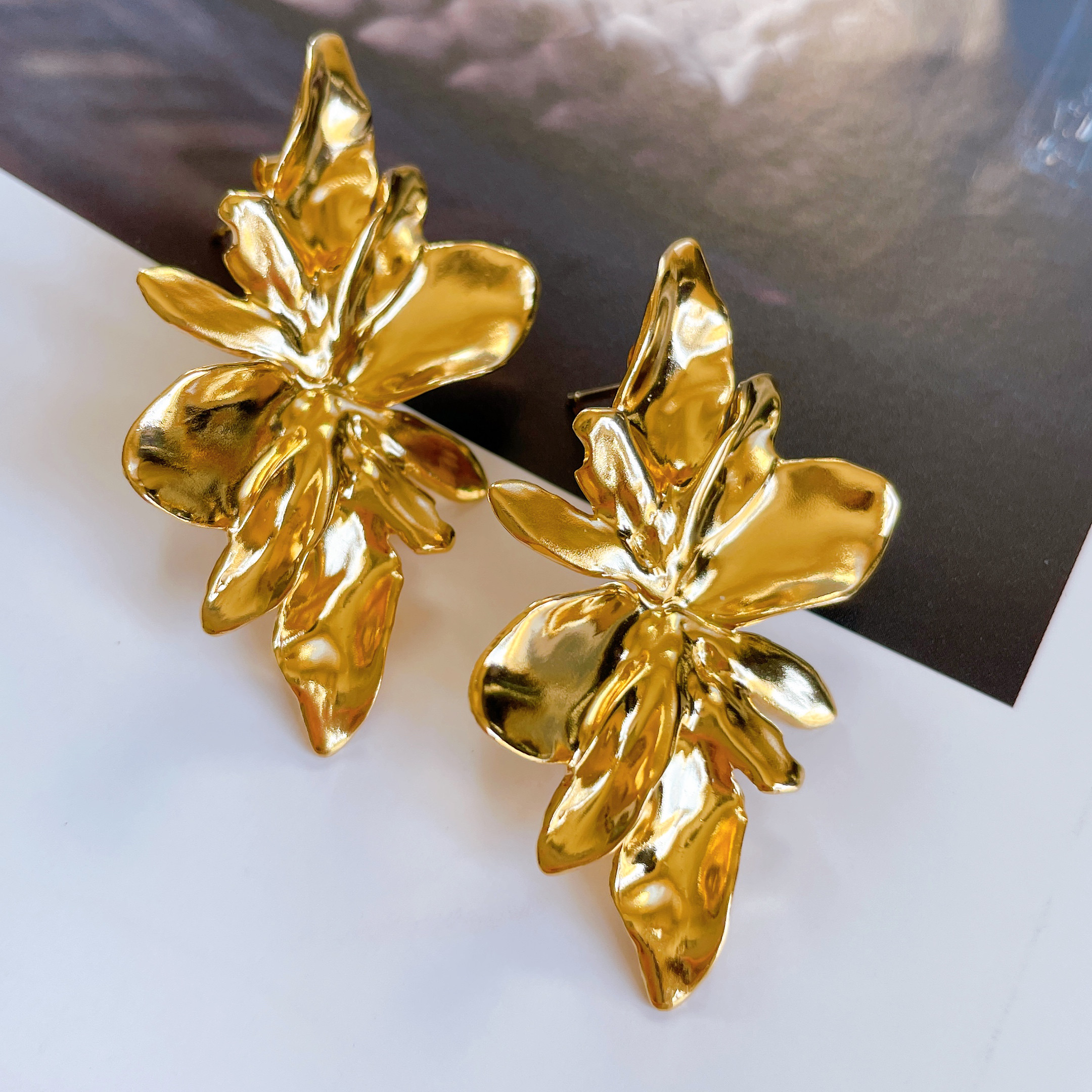 華やか　リーフゴールドピアス　大ぶりピアス【受注製作品】