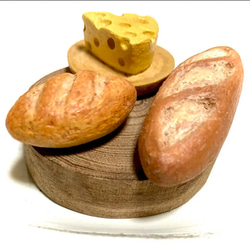 木で作ったパンと皿の上のチーズ(エンジュの木の切り株付き) 2枚目の画像