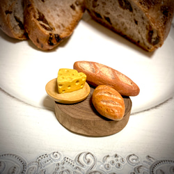 木で作ったパンと皿の上のチーズ(エンジュの木の切り株付き) 3枚目の画像