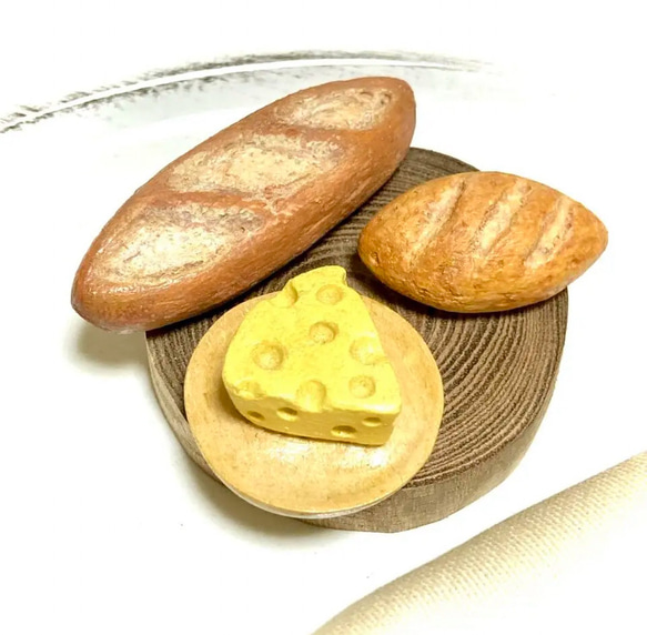 木で作ったパンと皿の上のチーズ(エンジュの木の切り株付き) 6枚目の画像