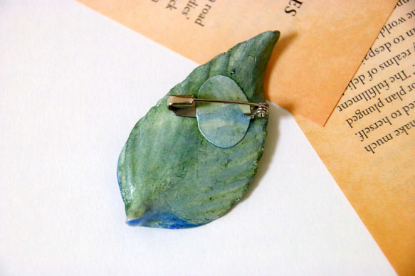 ブローチ「天使の羽」緑① コサージュ/お祝い/プレゼント/おしゃれ 普段使い かわいい  手作り 木の葉ブローチ 3枚目の画像