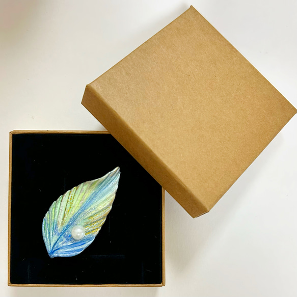 ブローチ「天使の羽」緑① コサージュ/お祝い/プレゼント/おしゃれ 普段使い かわいい  手作り 木の葉ブローチ 6枚目の画像