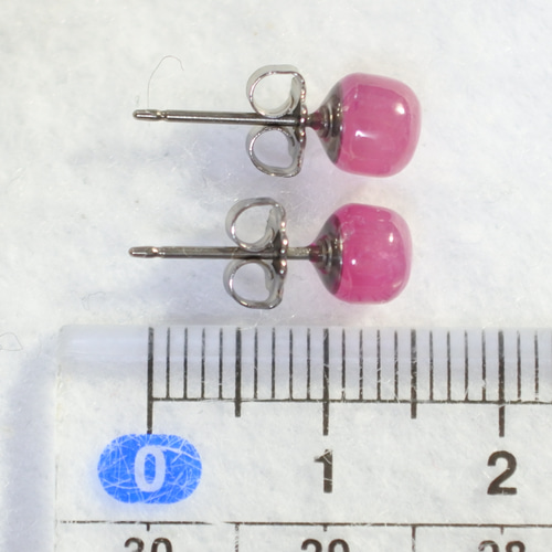 1点もの）ピンクサファイアのスタッドピアス（6mm・チタンポスト