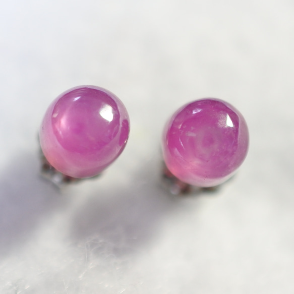 ピンクサファイア ピアス　ハンドメイド 1点もの）ピンクサファイアのスタッドピアス（6mm・チタンポスト