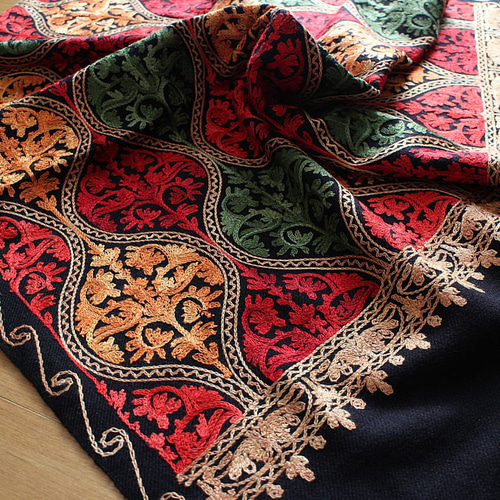 身に着けるだけで存在感が際立つ＊モロッカン柄＊贅沢に刺繍を施した