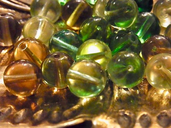 チェコ ヴィンテージ デッドストック グリーン系 ガラス ビーズ Φ7mm 40個 3枚目の画像