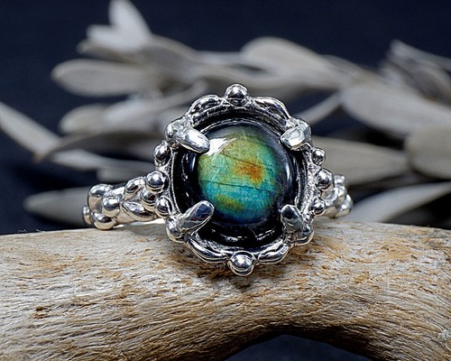 鮮やかな輝き～ スペクトロライトの粒飾りリング 11号 天然石