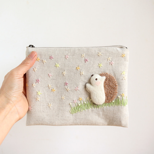 sako様 羊毛フェルト ハリネズミがま口ポーチ 羊毛フェルトsako様 ハリネズミがま口ポーチ ハリネズミさんのキットが