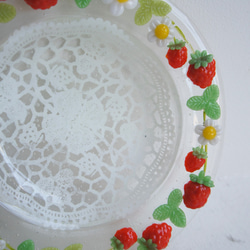 リムガラス丸皿[いちご・ホワイトレース]土井朋子  Strawberry mix white 3枚目の画像