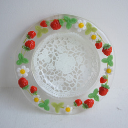 リムガラス丸皿[いちご・ホワイトレース]土井朋子  Strawberry mix white 1枚目の画像