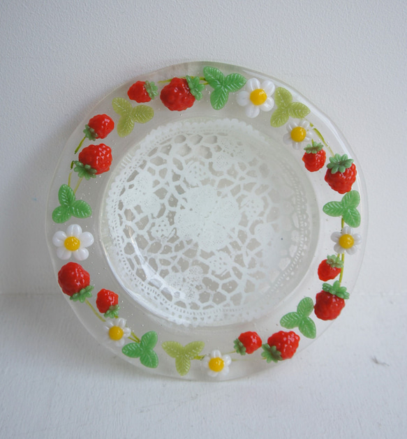 リムガラス丸皿[いちご・ホワイトレース]土井朋子  Strawberry mix white 1枚目の画像