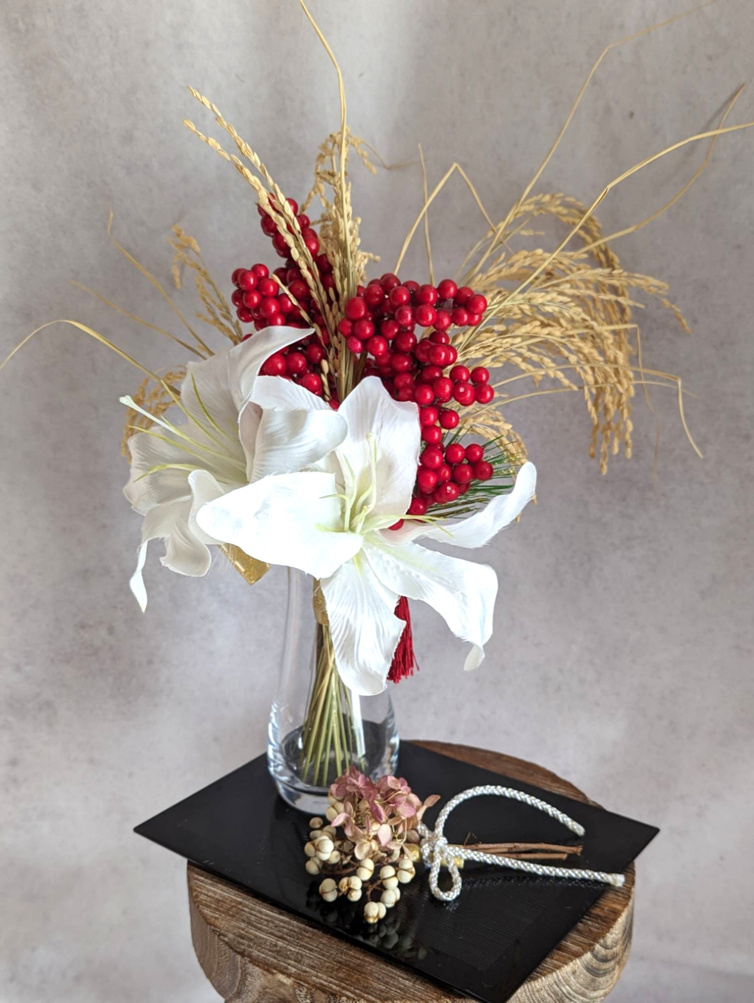 毎年きれい！リースにも♪アレンジメントにも♪清楚なユリと赤い実の迎春飾り５点セット　和室　玄関　インテリア