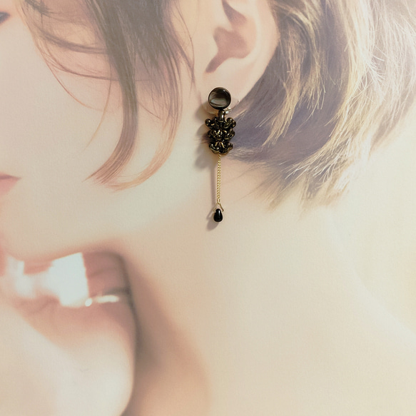 【送料無料】茶蝶貝ボタン 顔周りが華やかになるイヤリング/ピアス 1枚目の画像