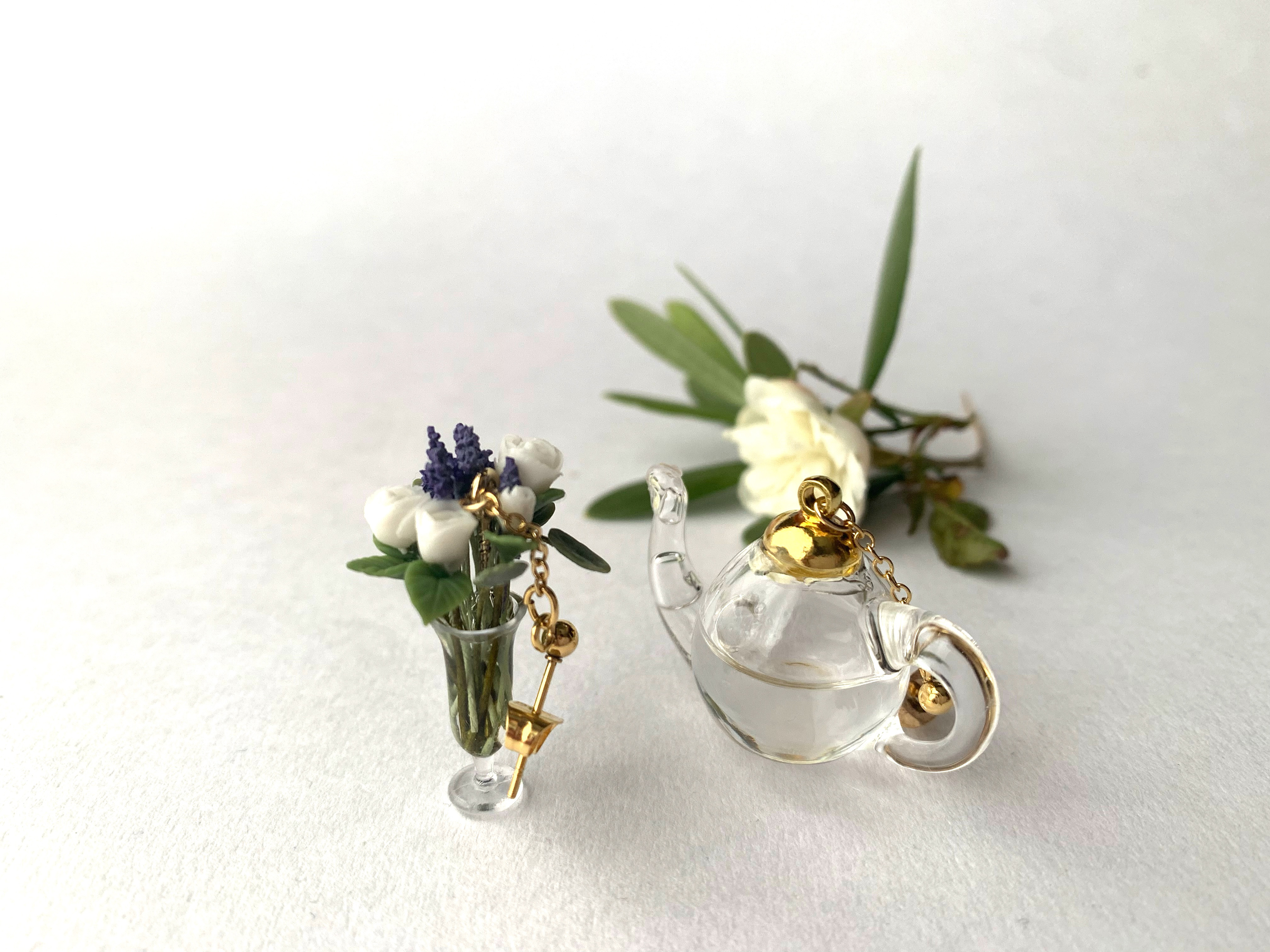 Tea for …小さなお茶会  白薔薇とラベンダー小さな花束