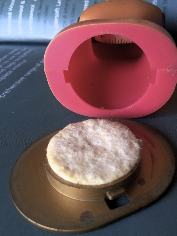 ヴィンテージ　 ユニークな遊び心あふれるトルソー型のメジャー　ピンクッション　ソーンググッズ　コレクション 5枚目の画像