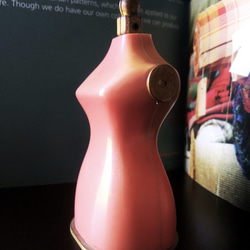 ヴィンテージ　 ユニークな遊び心あふれるトルソー型のメジャー　ピンクッション　ソーンググッズ　コレクション 2枚目の画像