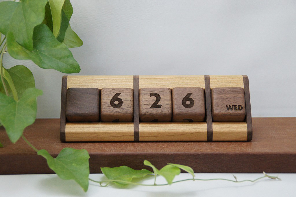 木のサイコロカレンダー：ウォールナット（アルファベット）