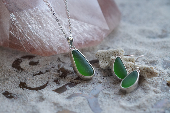 △▶▽ウミノガラス SEAGLASS ネックレスとピアス　set 1枚目の画像