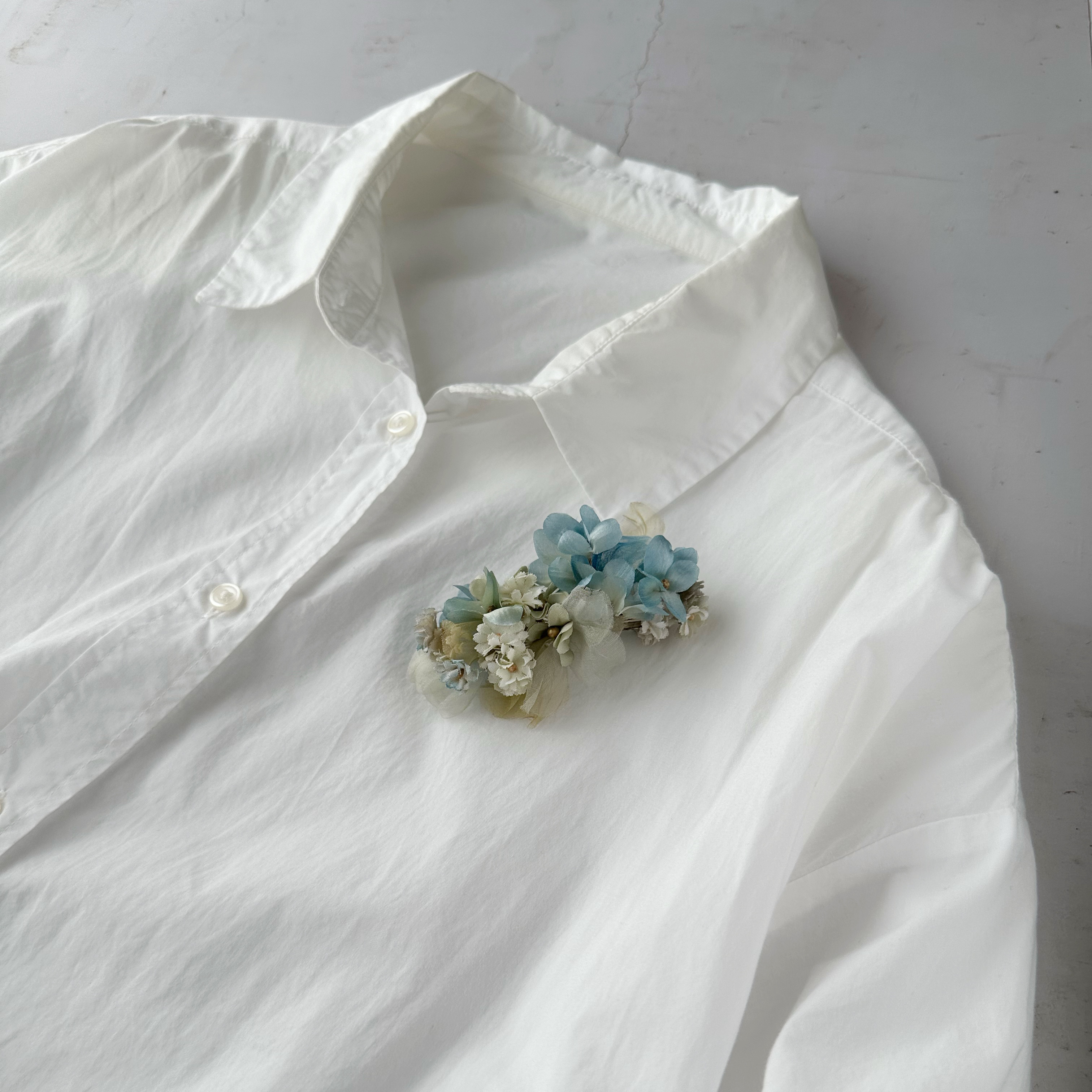 小花のコサージュ　水色