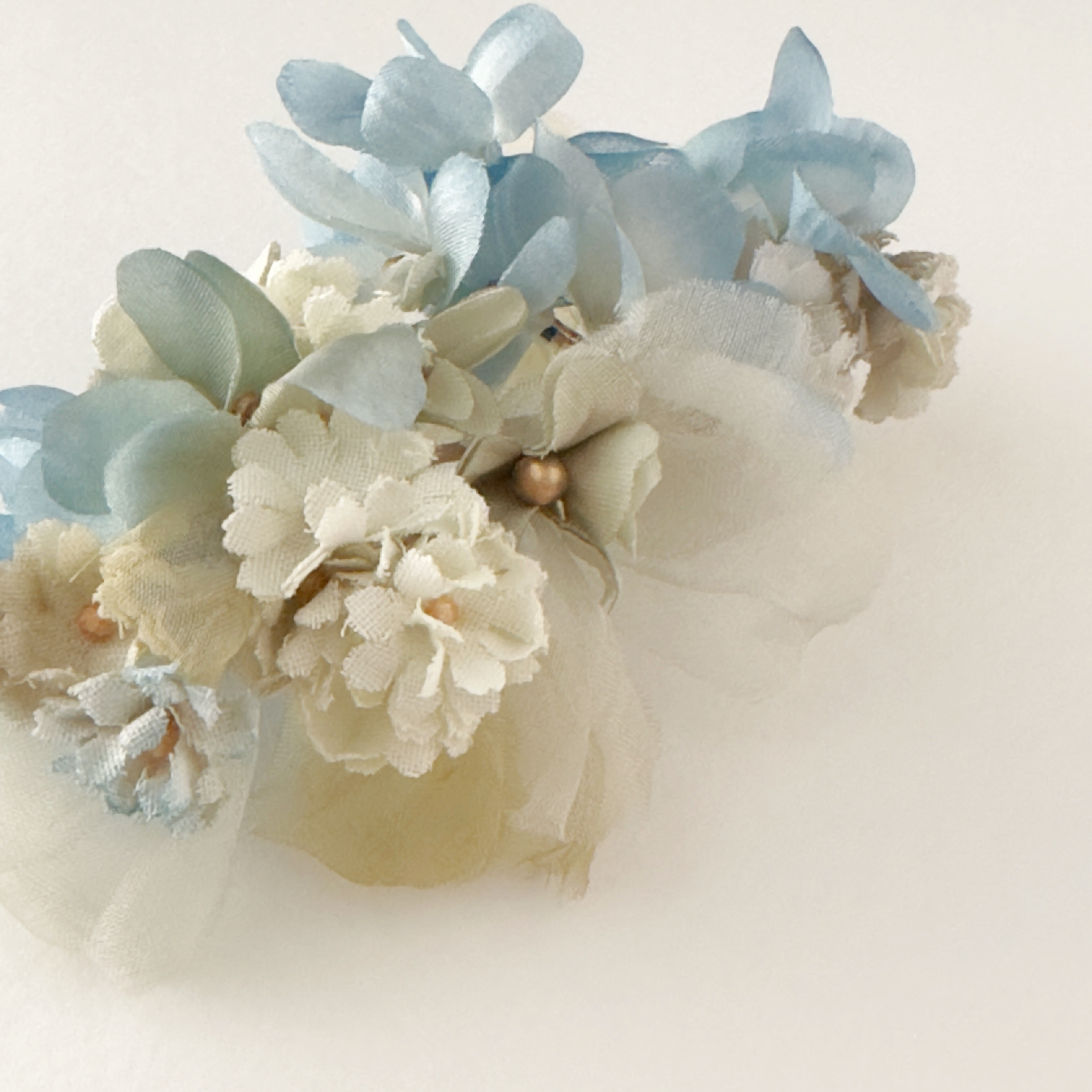 小花のコサージュ　水色