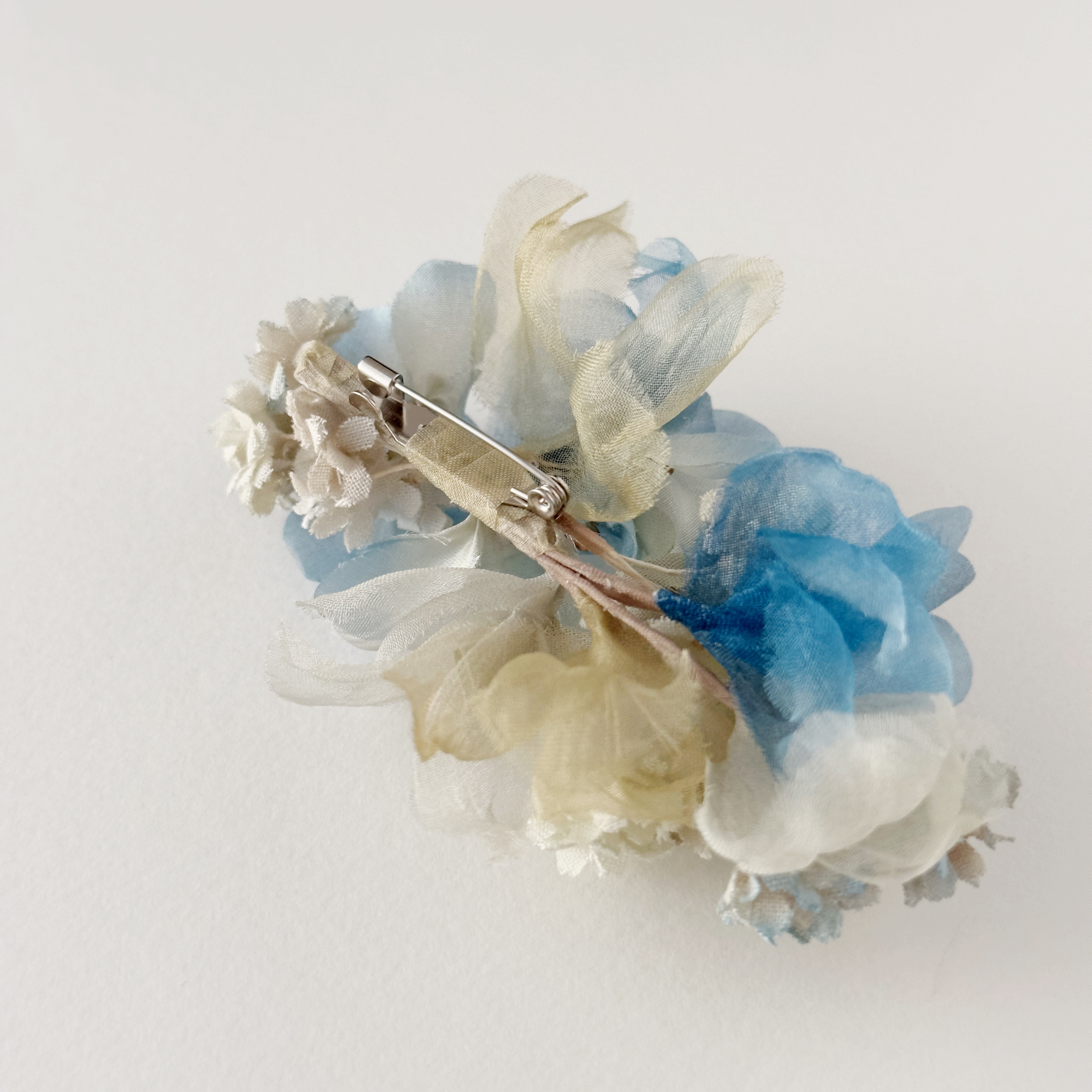 小花のコサージュ　水色