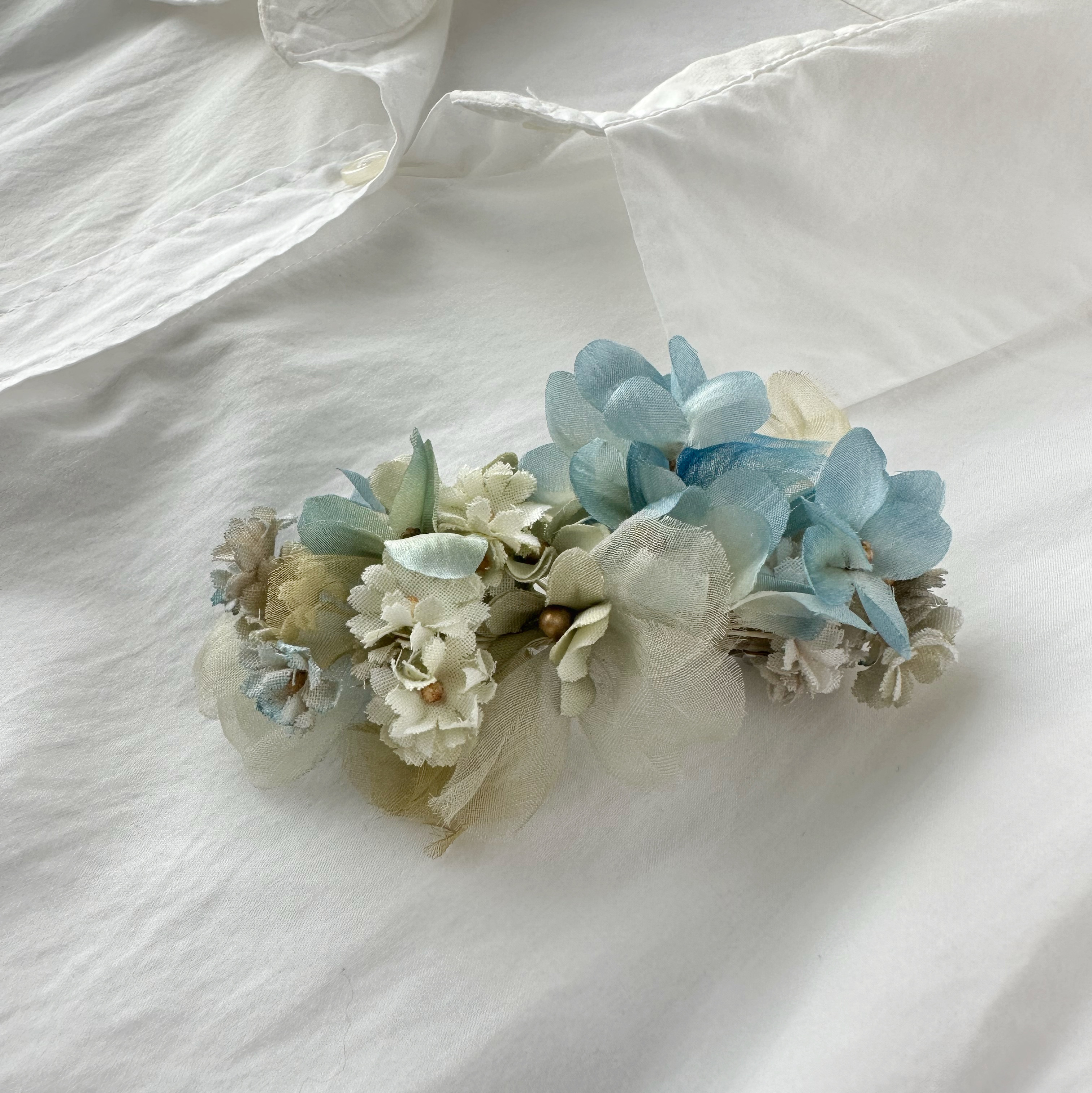 小花のコサージュ　水色