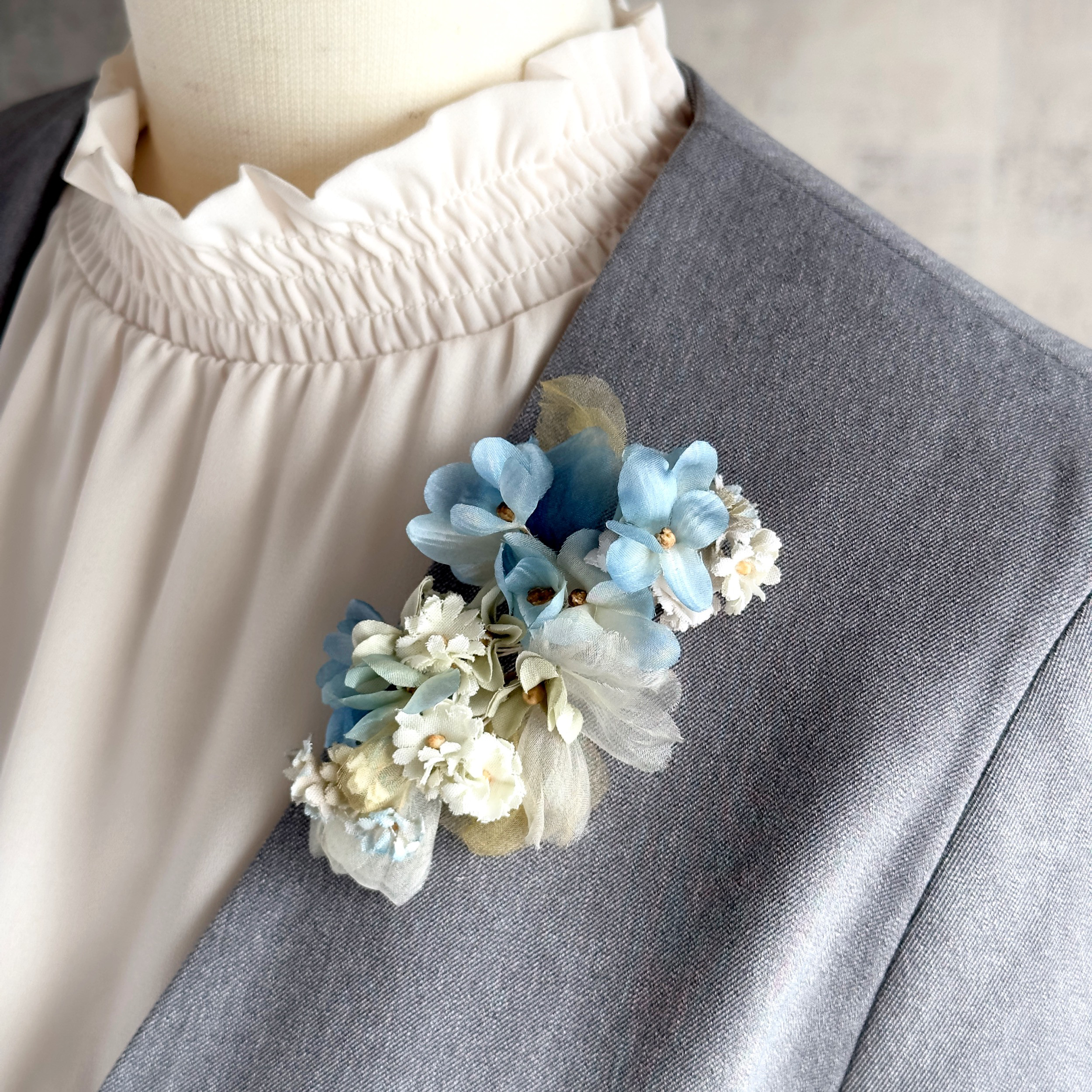 小花のコサージュ　水色