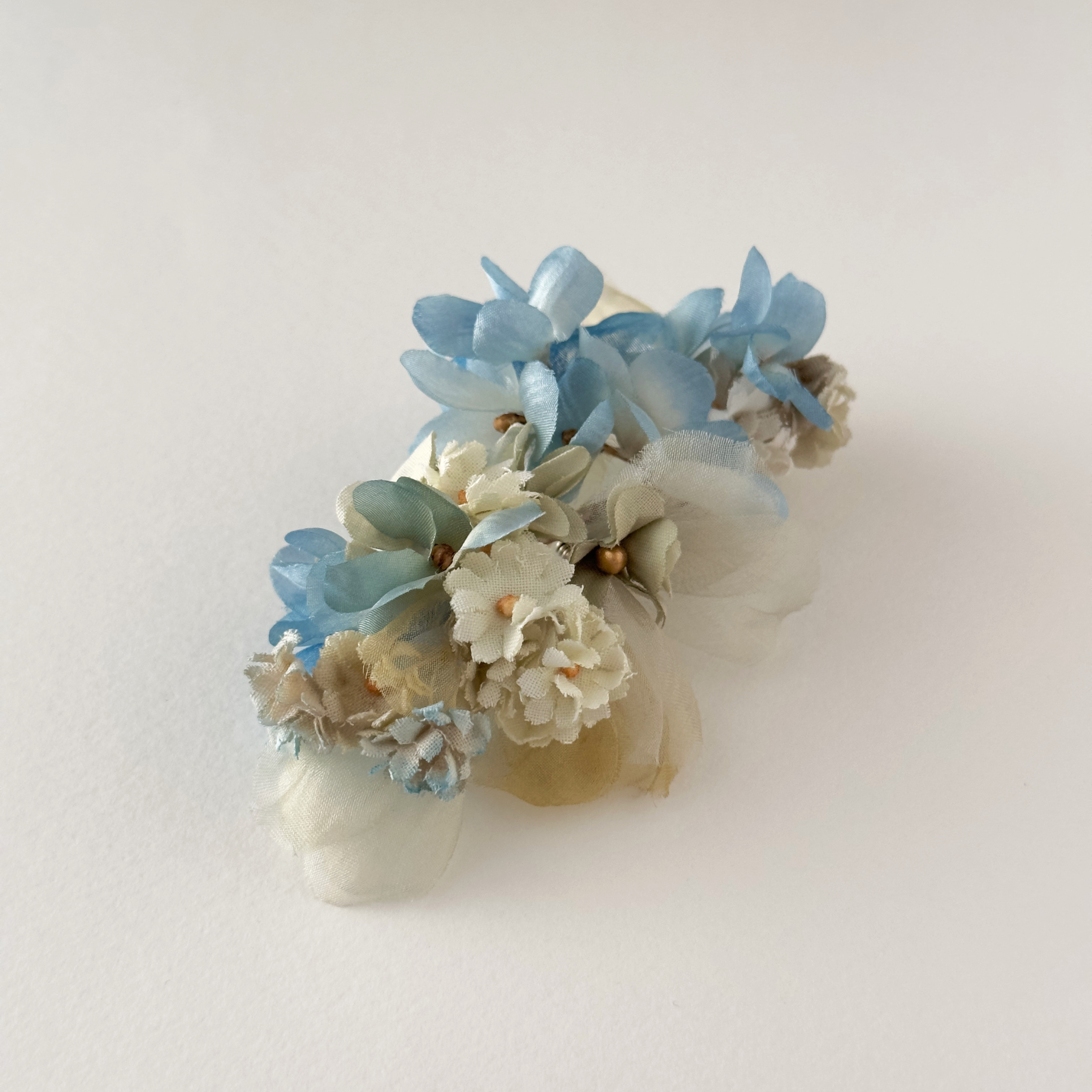 小花のコサージュ　水色