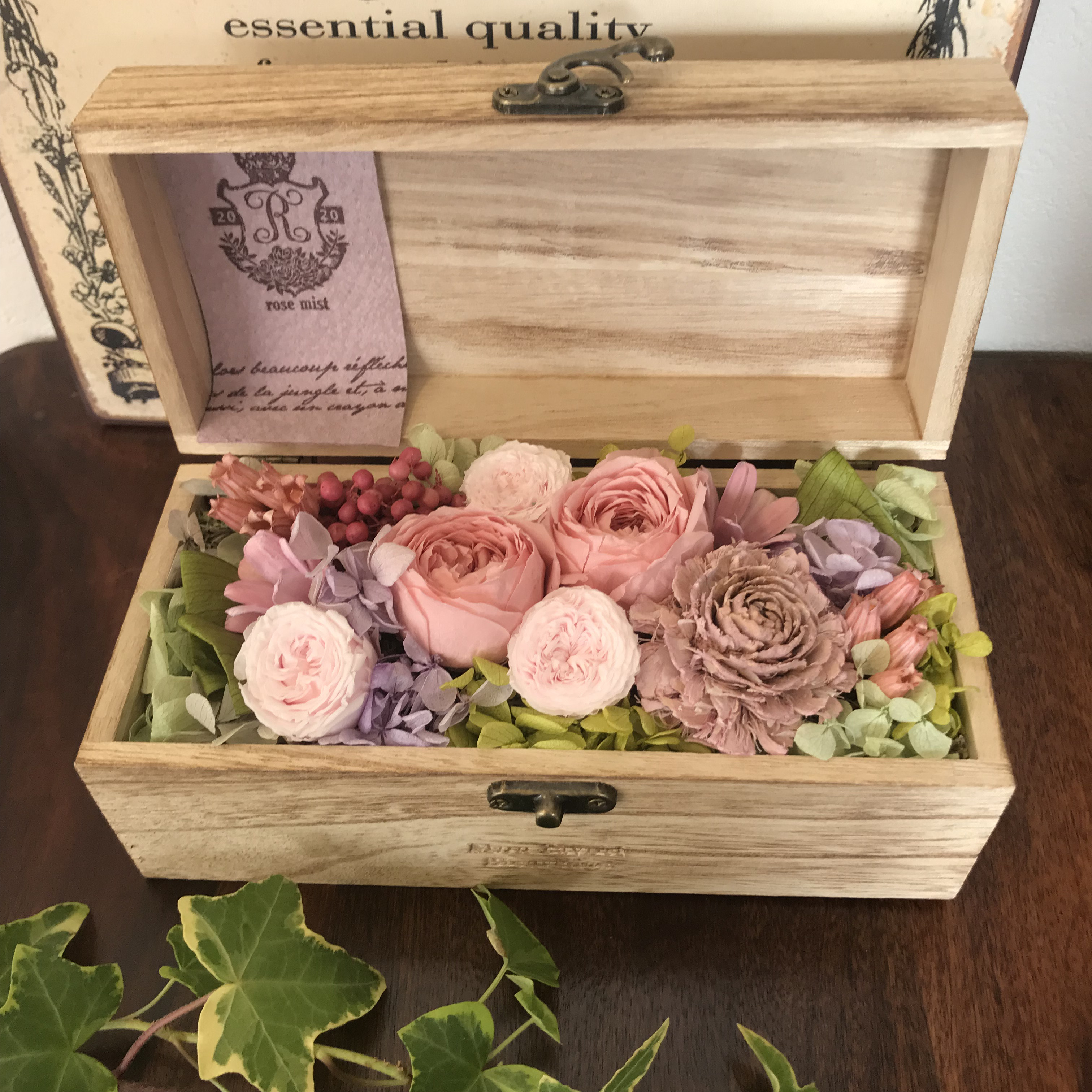 ウッドボックス　アンティーク調　バニラピンクココットローズ　母の日ギフト　プリザーブドフラワーアレンジメント