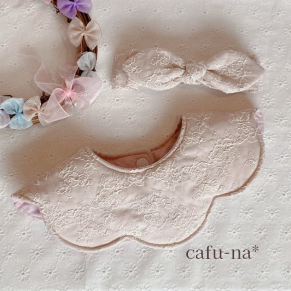 [再販]★花びらスタイ&ヘアバンドのセット　バラの刺繍　スモークピンク 1枚目の画像