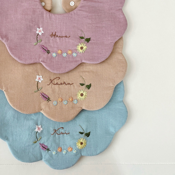 新色追加！】名入れ刺繍無料✳︎可愛い花輪柄刺繍ベビースタイ スタイ