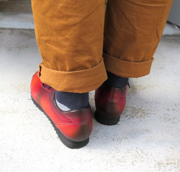 【~染工手工~】經典設計，高品質真皮！ EMA 運動鞋/單件染成紅色 第8張的照片
