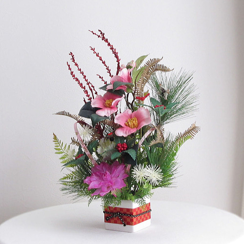 正月飾り～ピンク椿・ダリア・葉牡丹入りお正月アレンジ 迎春 和風