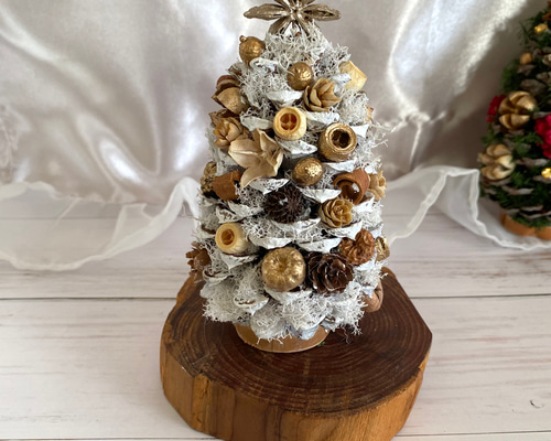 省スペースで飾れる大王松のクリスマスツリー 木の実＆ホワイト