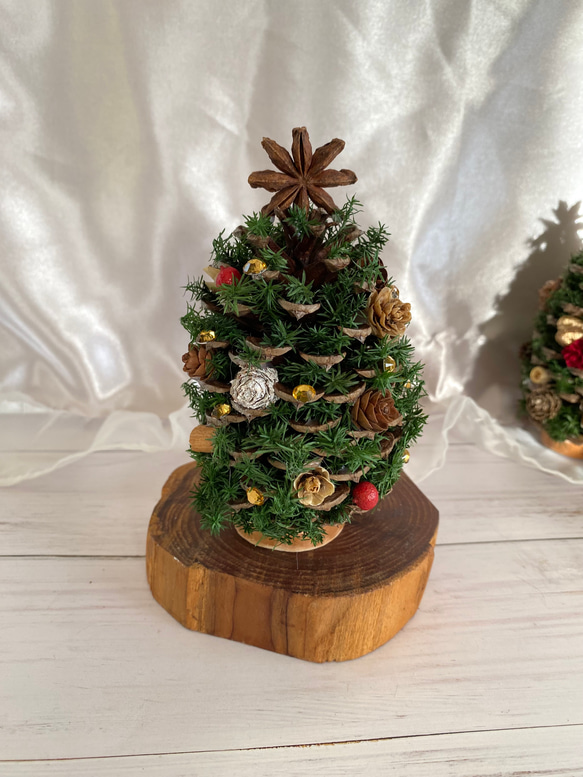 省スペースで飾れる大王松のクリスマスツリー 木の実＆ゴールドライン