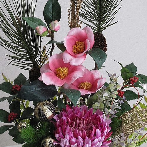 正月飾り～ピンク椿・菊・千両・金稲穂入りお正月アレンジ 迎春 和風