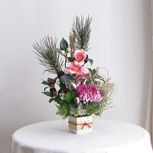 正月飾り～ピンク椿・菊・千両・金稲穂入りお正月アレンジ 迎春 和風