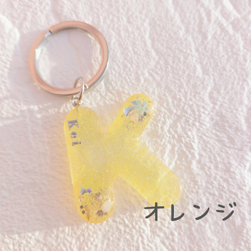 名前入り】春色蝶々のイニシャルレジンキーホルダー（キーリング）☆名