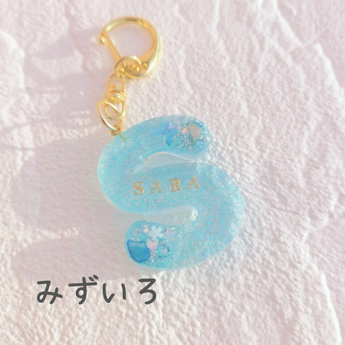 名前入り】春色蝶々のイニシャルレジンキーホルダー（キーリング）☆名