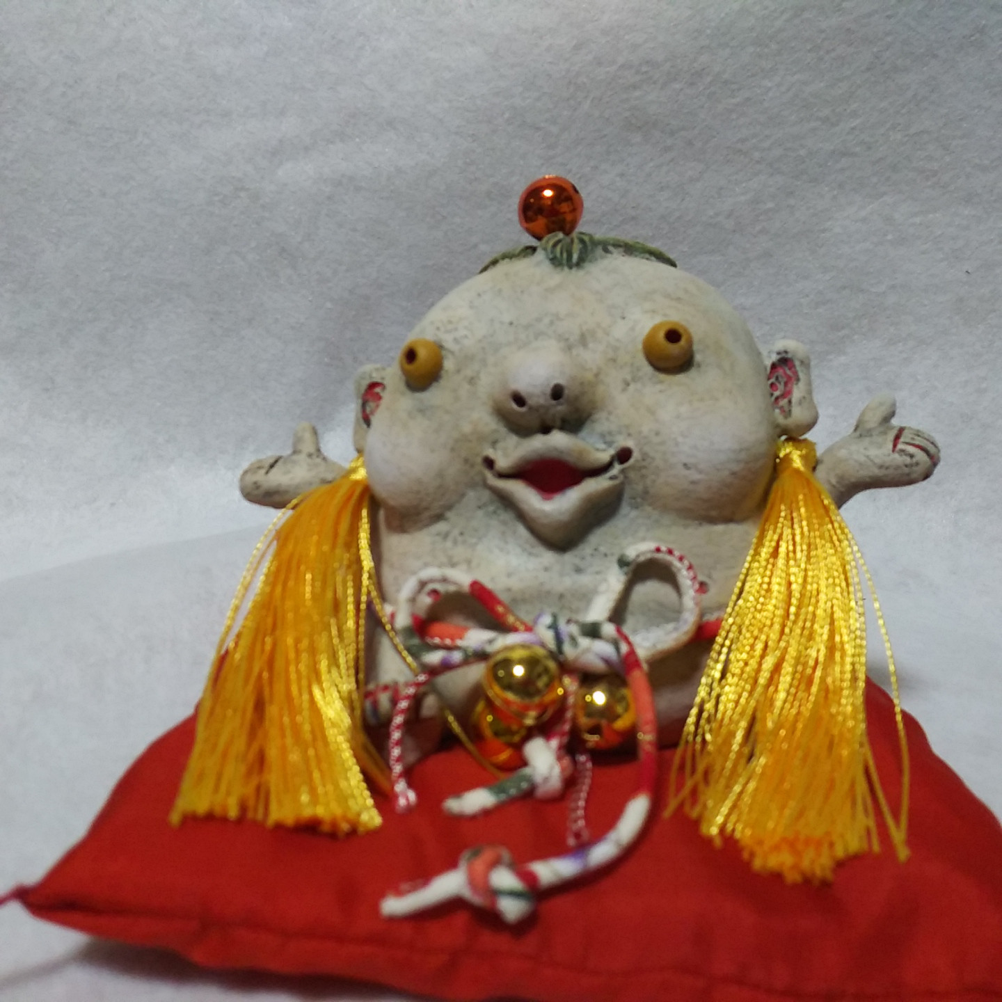 「鏡餅・福丸」弐(「豊」の古代文字の色紙絵、赤座布団つき)