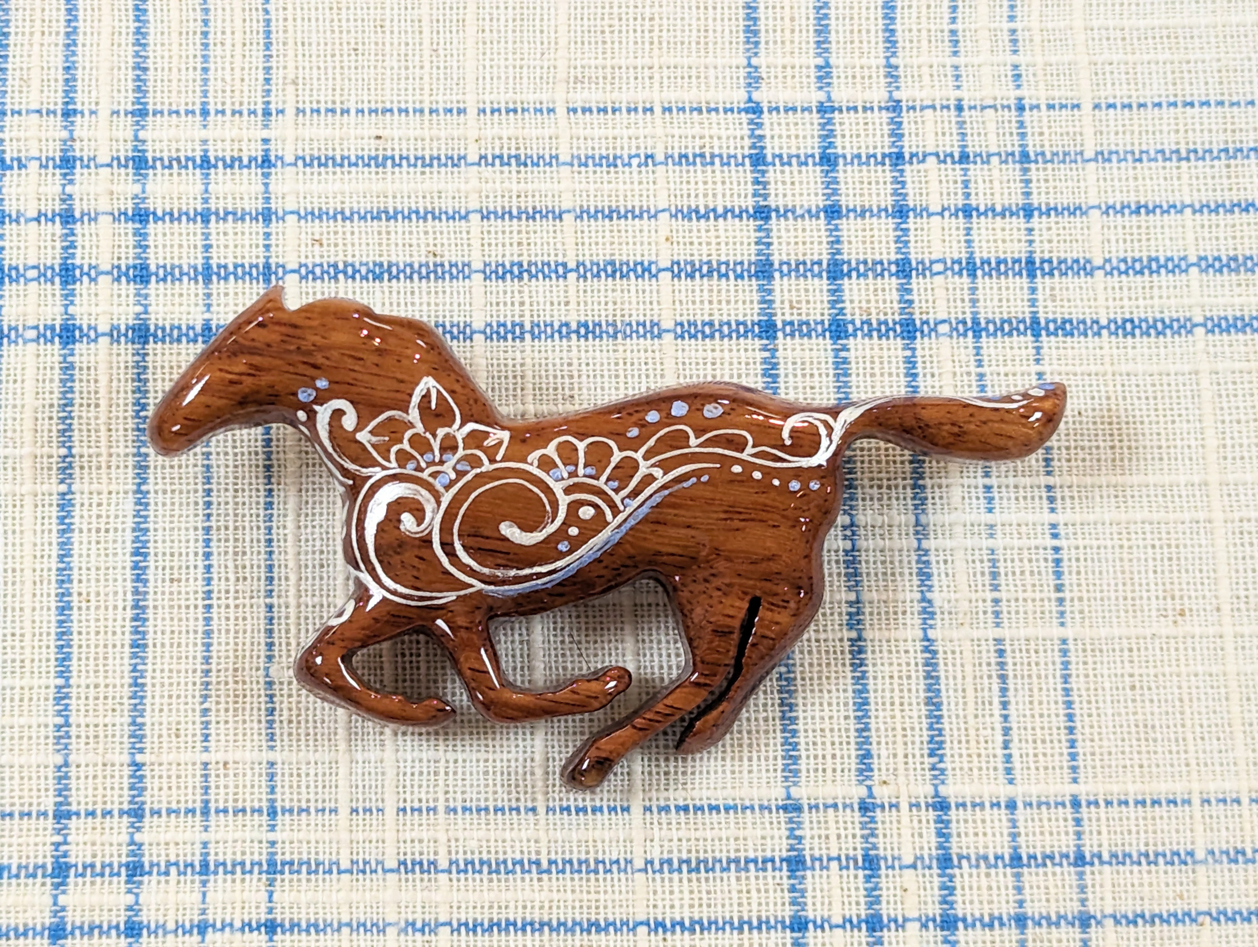 緑色の木製小物入れにエナメル手書きの馬車の絵柄付き