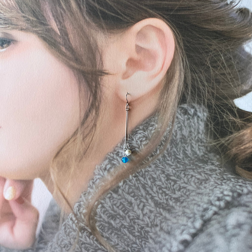 青と白のロングイヤリング／ピアス カルセドニー パール 金具