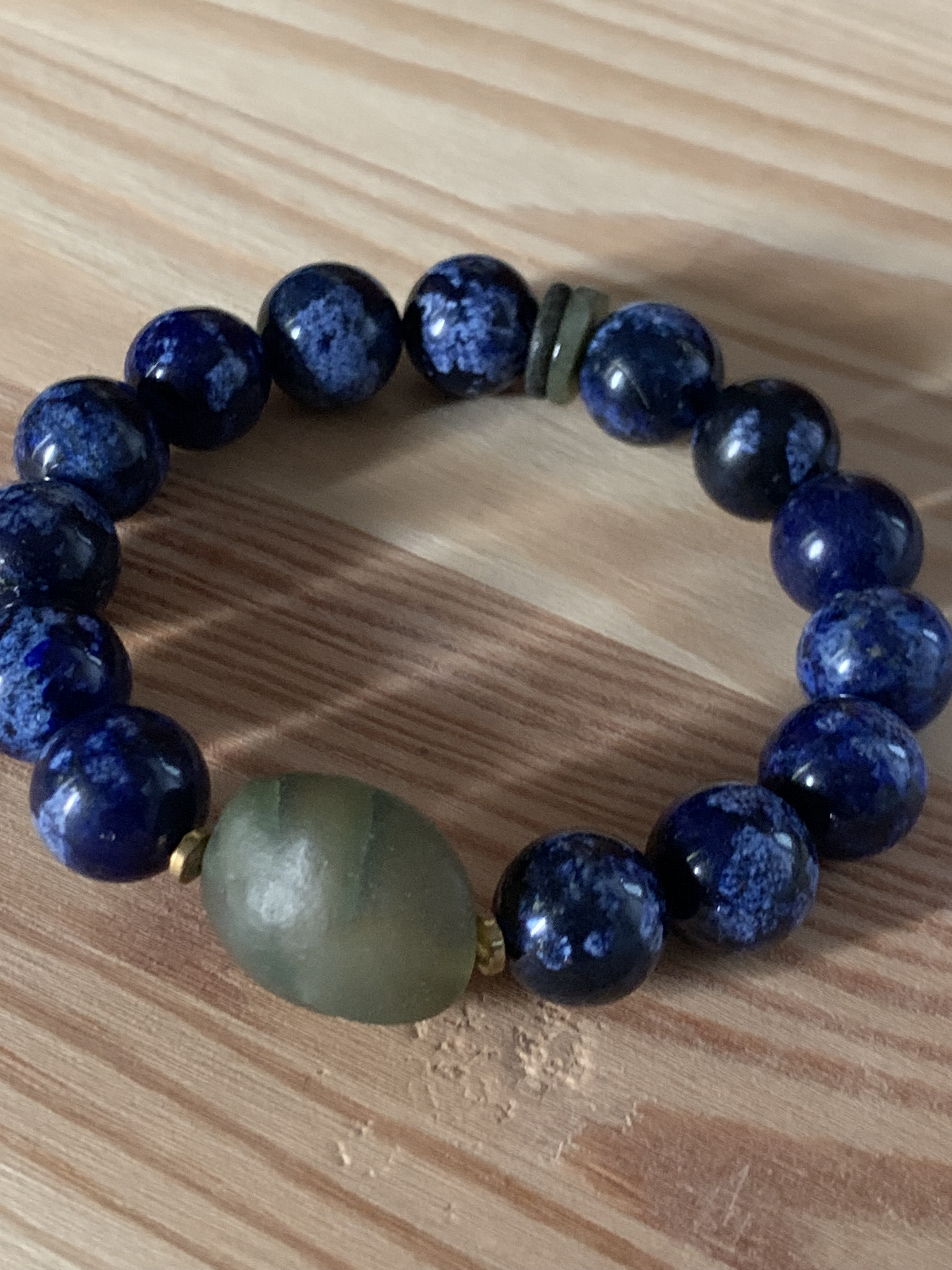ゴビ砂漠氷緑瑪瑙珠とラピスラズリのブレスレット